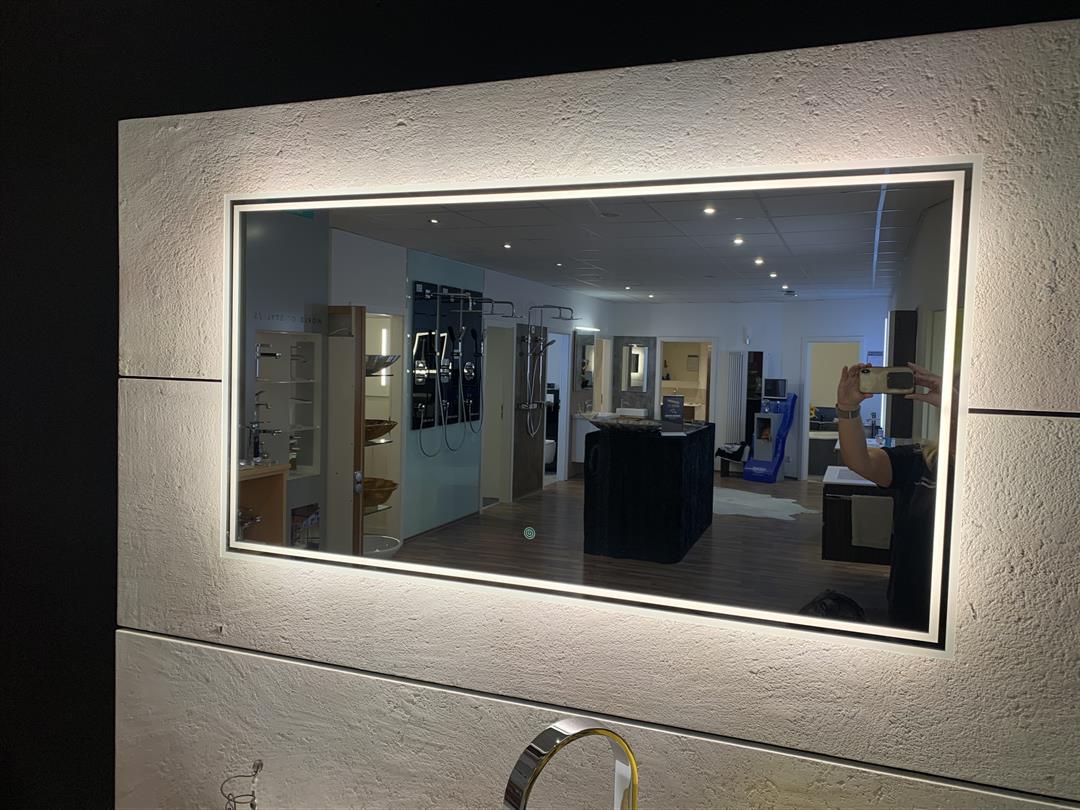 Neuer Spiegel in der Badausstellung 